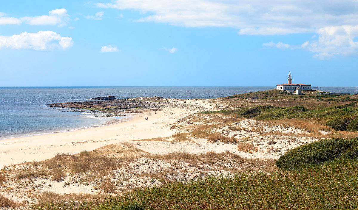 Playa y Faro Lariño